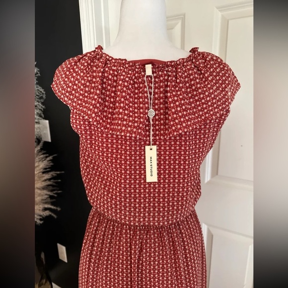 NWT MAX STUDIO
Ruffled V-neck Sleeveless Maxi Dress In Rstbrcrd
Size Small - Picture 7 of 12
